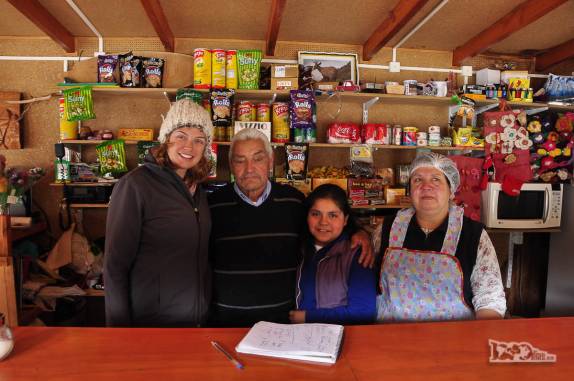 A família dona do  quiosque que faz deliciosas empanadas, em Puerto Yungay (saída da balsa), no sul da Carretera Austral, no Chile